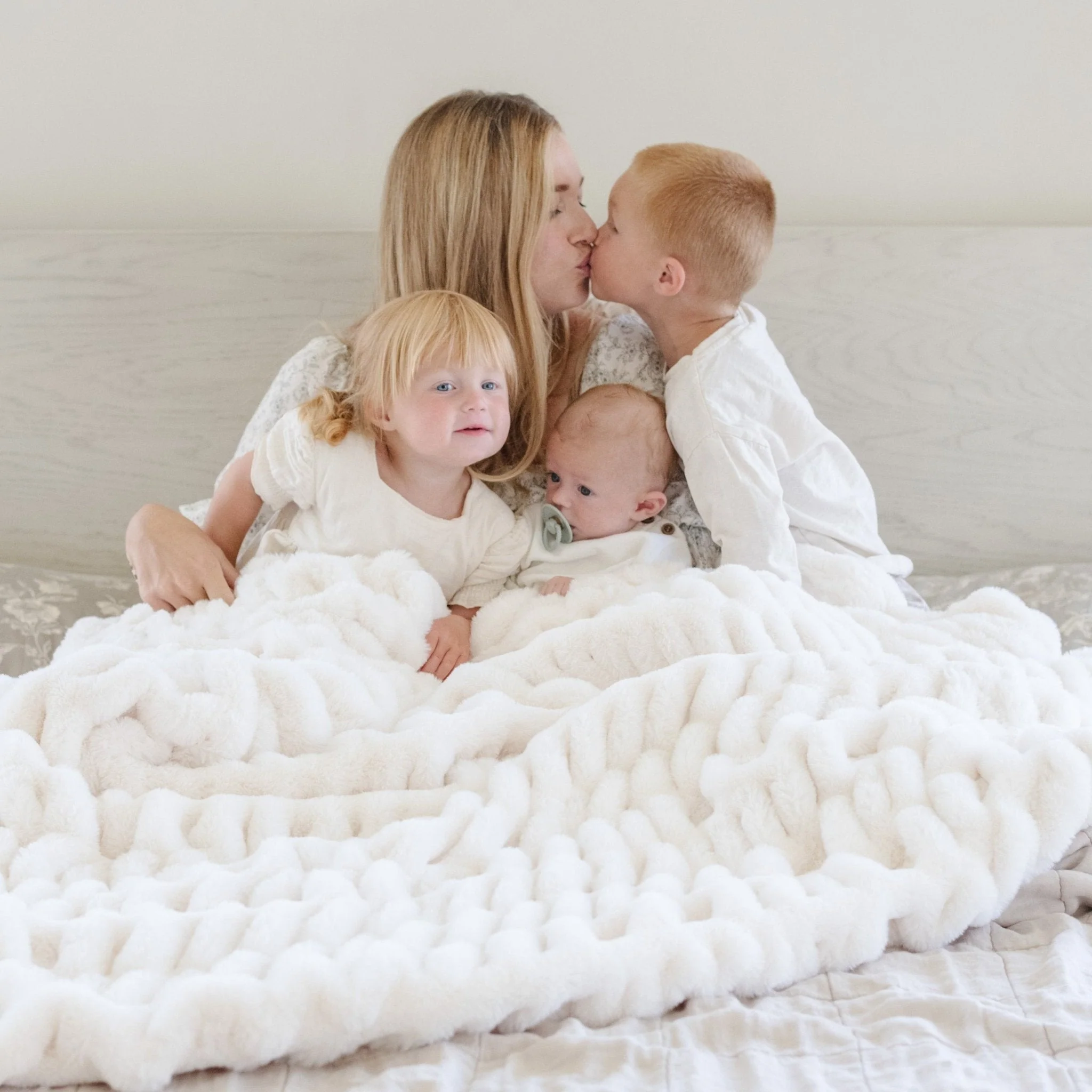 DOUBLE RUCHED FAUX FUR XL THROW BLANKETS - Image 4